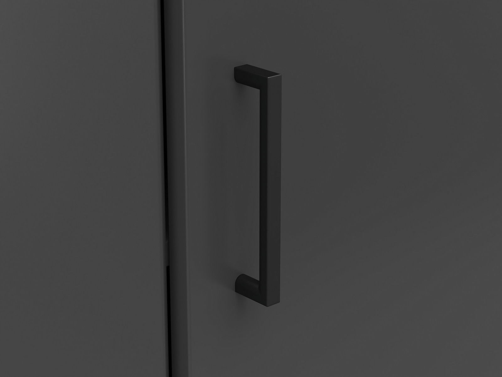 Nahaufnahme eines schwarzen Griffs an einer dunklen Eckkommode, seitliche Perspektive