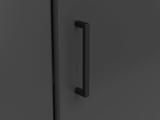 Nahaufnahme eines schwarzen Griffs an einer dunklen Eckkommode, seitliche Perspektive