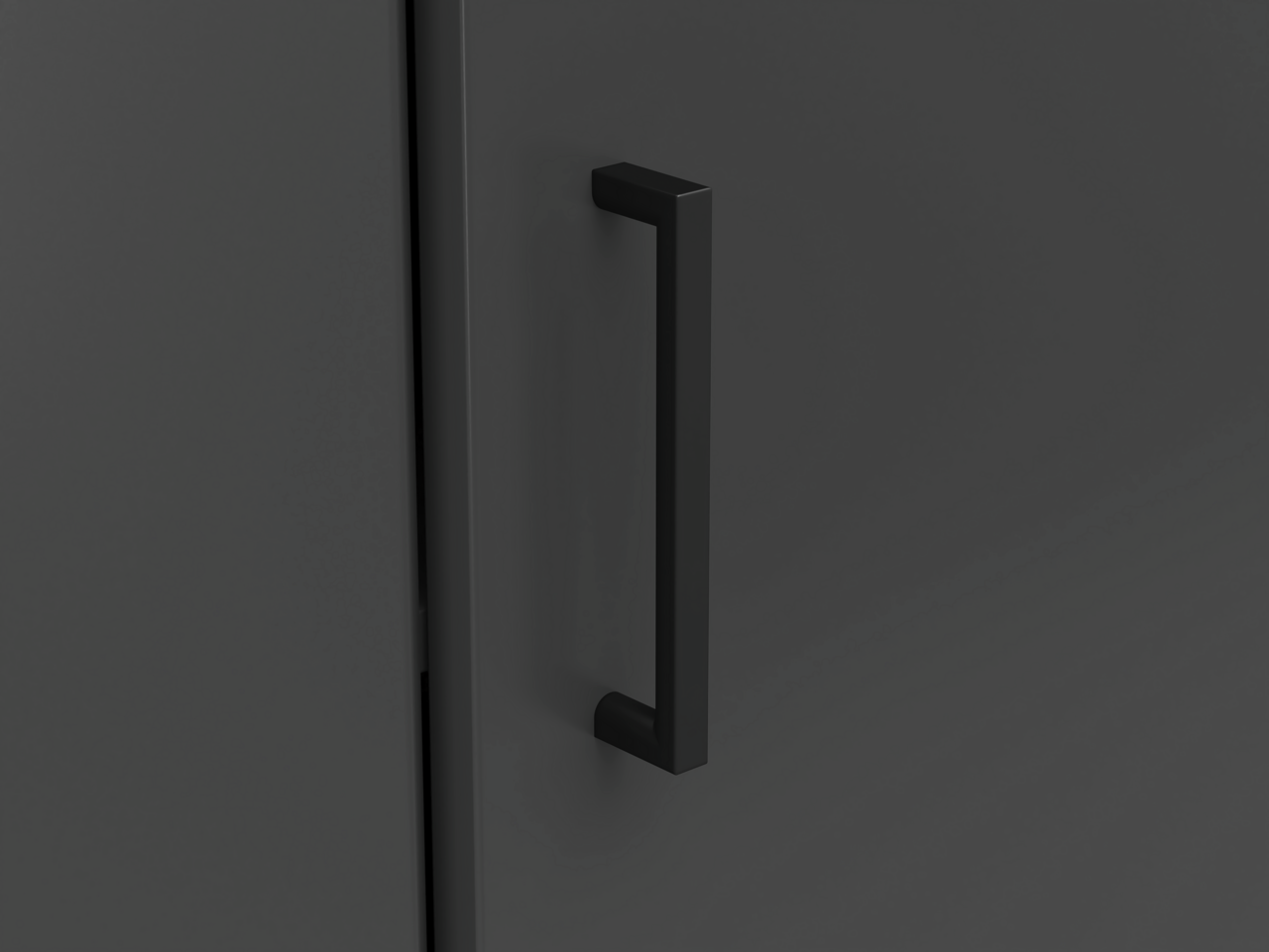 Nahaufnahme eines schwarzen Griffs an einer dunklen Eckkommode, seitliche Perspektive