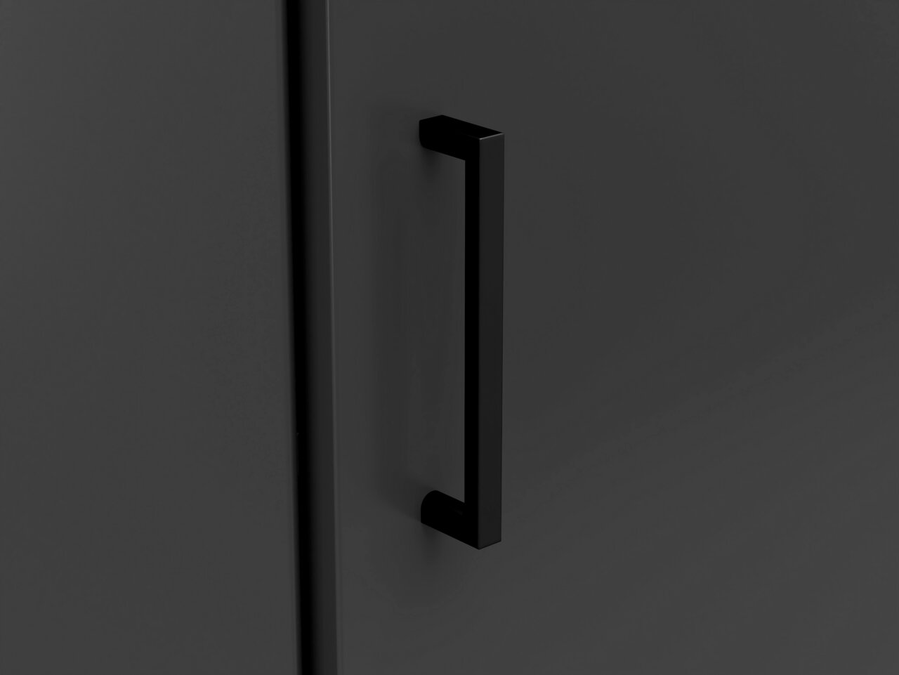 Nahaufnahme eines schwarzen Griffs an einer dunklen Eckkommode, seitliche Perspektive