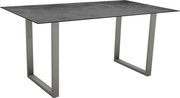 Moderner Gartentisch mit rechteckiger, dunkler Tischplatte und stabilen, grauen Metallbeinen, seitliche Perspektive.