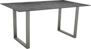 Moderner Gartentisch mit rechteckiger, dunkler Tischplatte und stabilen, grauen Metallbeinen, seitliche Perspektive.
