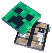 Zwei gefaltete Minecraft-Handtücher mit Pixel-Design (grünes Creeper-Gesicht und braunes Motiv) in schräger Draufsicht auf weißem Hintergrund
