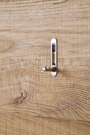 Nahaufnahme eines Garderobenhakens auf einer Holzoberfläche, seitliche Perspektive