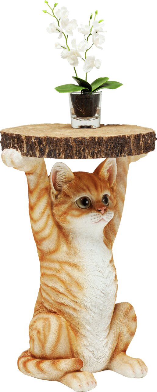 Beistelltisch in Form einer sitzenden Katze, die eine runde Holzplatte trägt, mit einer weißen Blume in einem Glasgefäß darauf, aus der Frontalperspektive.