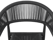 Nahaufnahme eines schwarzen Stapelsessels mit geflochtener Rückenlehne und Sitzfläche, von vorne betrachtet.