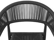 Nahaufnahme eines schwarzen Stapelsessels mit geflochtener Rückenlehne und Sitzfläche, von vorne betrachtet.