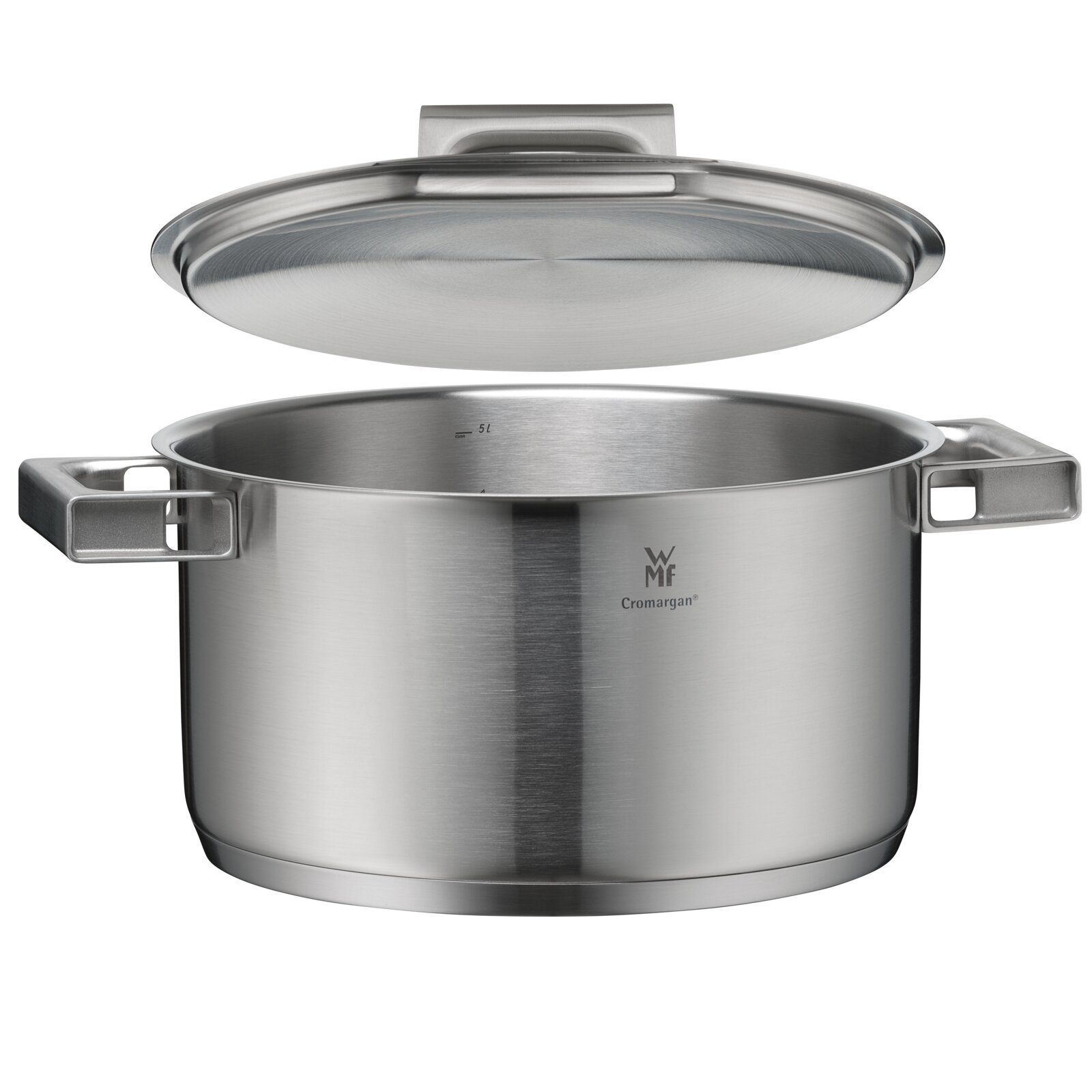 Edelstahl-Kochtopf von WMF (Cromargan) mit zwei seitlichen Griffen und abgehobenem Deckel, Frontansicht leicht von oben auf schwarzem Hintergrund.