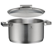 Edelstahl-Kochtopf von WMF (Cromargan) mit zwei seitlichen Griffen und abgehobenem Deckel, Frontansicht leicht von oben auf schwarzem Hintergrund.