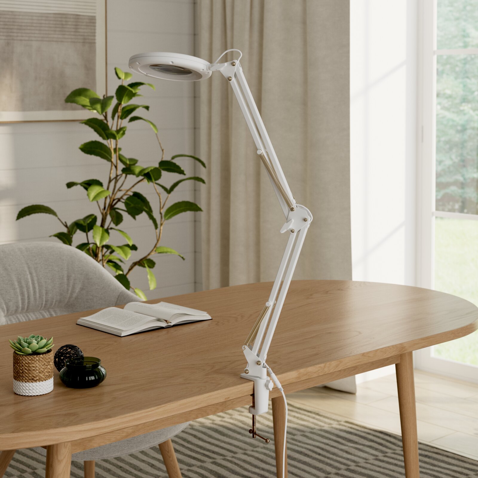 Witte, verstelbare led-bureaulamp met klemvoet en scharnierarm op een houten tafel in een lichte woonkamer, zijaanzicht schuin van voren