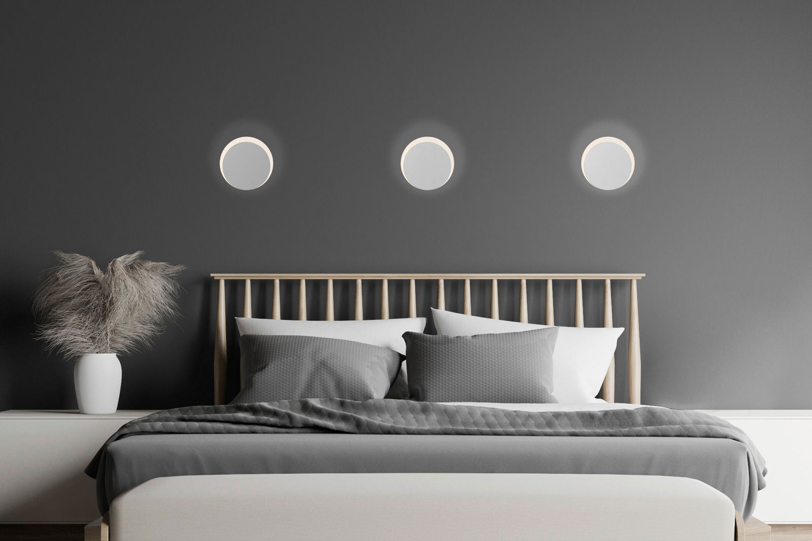 Moderne LED-Wandleuchten über einem Bett in einem stilvollen Schlafzimmer, frontal betrachtet.