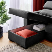 Graue Rundecke mit Stauraum, geöffnet, mit Kissen und Decke, seitliche Perspektive