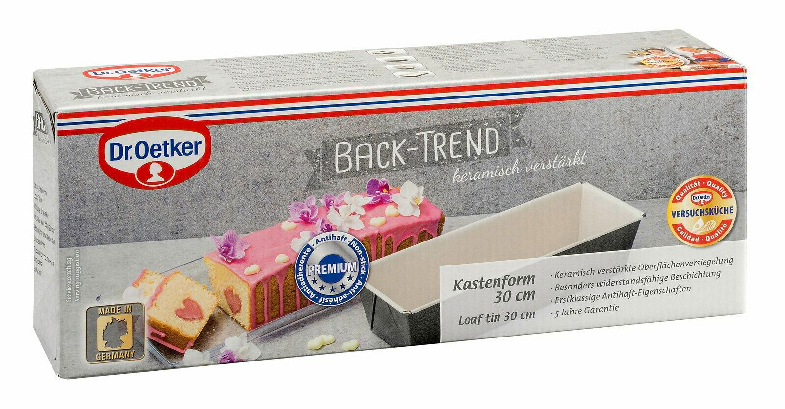 Verpackung der Dr. Oetker Kastenform 30 cm BackTrend, perspektivisch von vorne rechts fotografiert, mit Abbildung eines Kuchens und Produktinformationen.