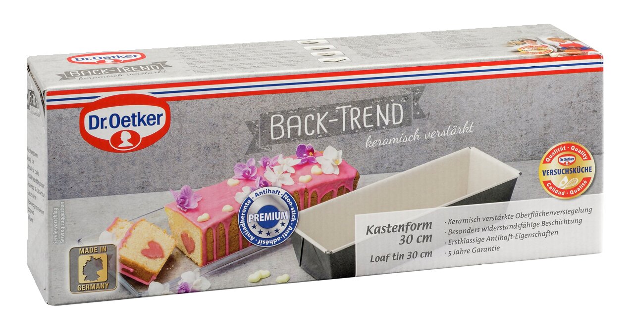 Verpackung der Dr. Oetker Kastenform 30 cm BackTrend, perspektivisch von vorne rechts fotografiert, mit Abbildung eines Kuchens und Produktinformationen.