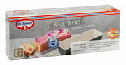 Verpackung der Dr. Oetker Kastenform 30 cm BackTrend, perspektivisch von vorne rechts fotografiert, mit Abbildung eines Kuchens und Produktinformationen.