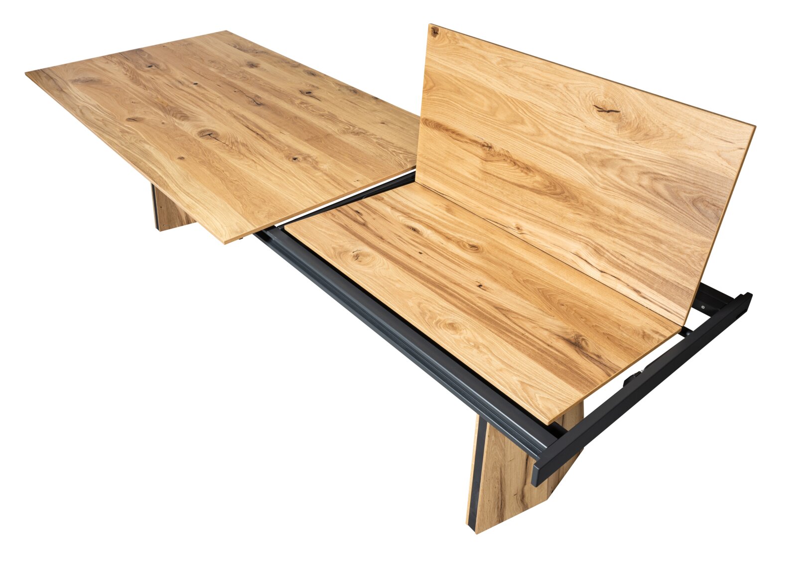 Uitschuifbare houten eettafel met natuurlijke houtnerf en zwart metalen uitschuifmechanisme, getoond in schuin bovenaanzicht op witte achtergrond