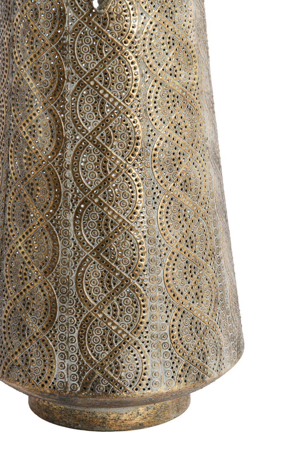 Detailansicht eines kunstvoll verzierten Windlichts mit filigranem Muster in goldener Farbe.