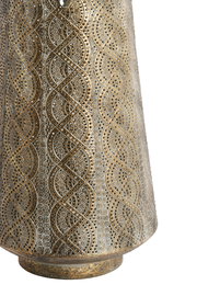 Detailansicht eines kunstvoll verzierten Windlichts mit filigranem Muster in goldener Farbe.