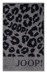 Gästetuch mit grauem Leopardenmuster und dem Schriftzug 'JOOP!' in der Mitte, aus der Vogelperspektive fotografiert.