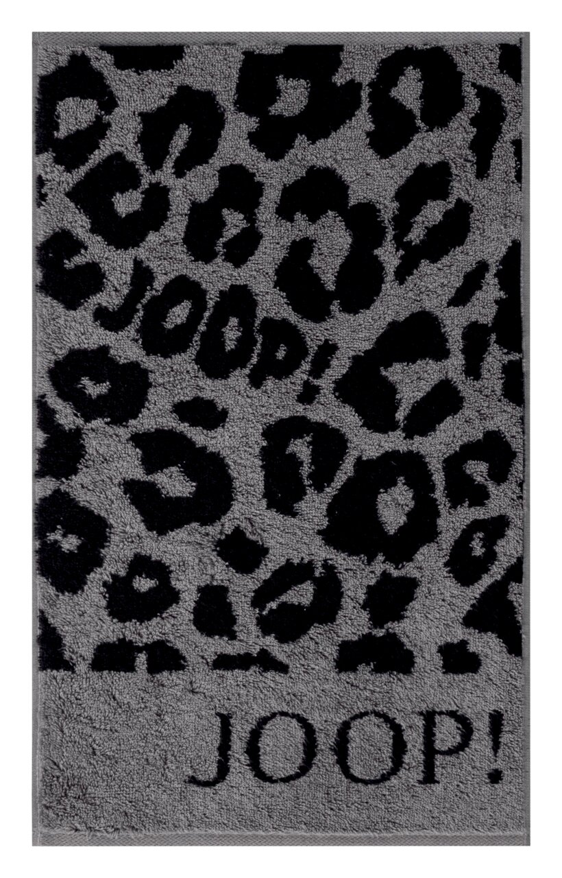Gästetuch mit grauem Leopardenmuster und dem Schriftzug 'JOOP!' in der Mitte, aus der Vogelperspektive fotografiert.
