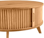 Runder Couchtisch aus Holz mit geriffelter Oberfläche und Schiebetür, seitliche Perspektive
