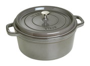 Grauer runder Bräter Cocotte 28cm mit Deckel und seitlichen Griffen, Ansicht von schräg oben.