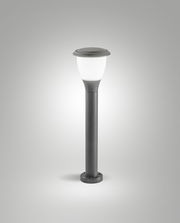 Pollerleuchte aus Metall mit rundem, opalem Leuchtkörper, seitliche Perspektive