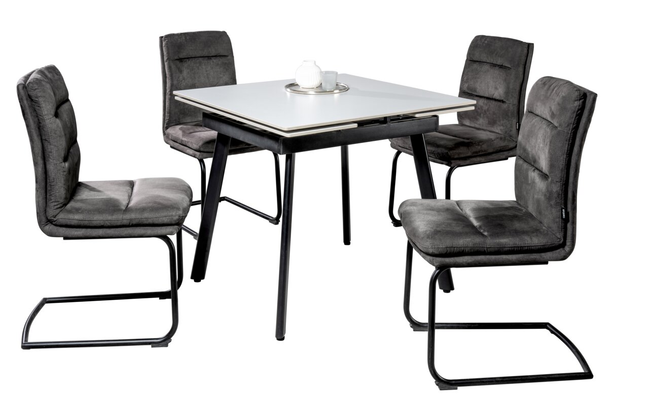 Moderner Esstisch mit vier grauen Stühlen, seitliche Perspektive