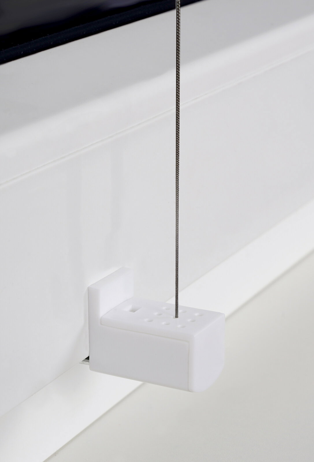 Nahaufnahme eines weißen Plissee-Halters mit gefädeltem Draht, seitliche Perspektive