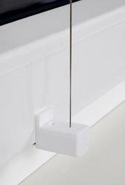 Nahaufnahme eines weißen Plissee-Halters mit gefädeltem Draht, seitliche Perspektive