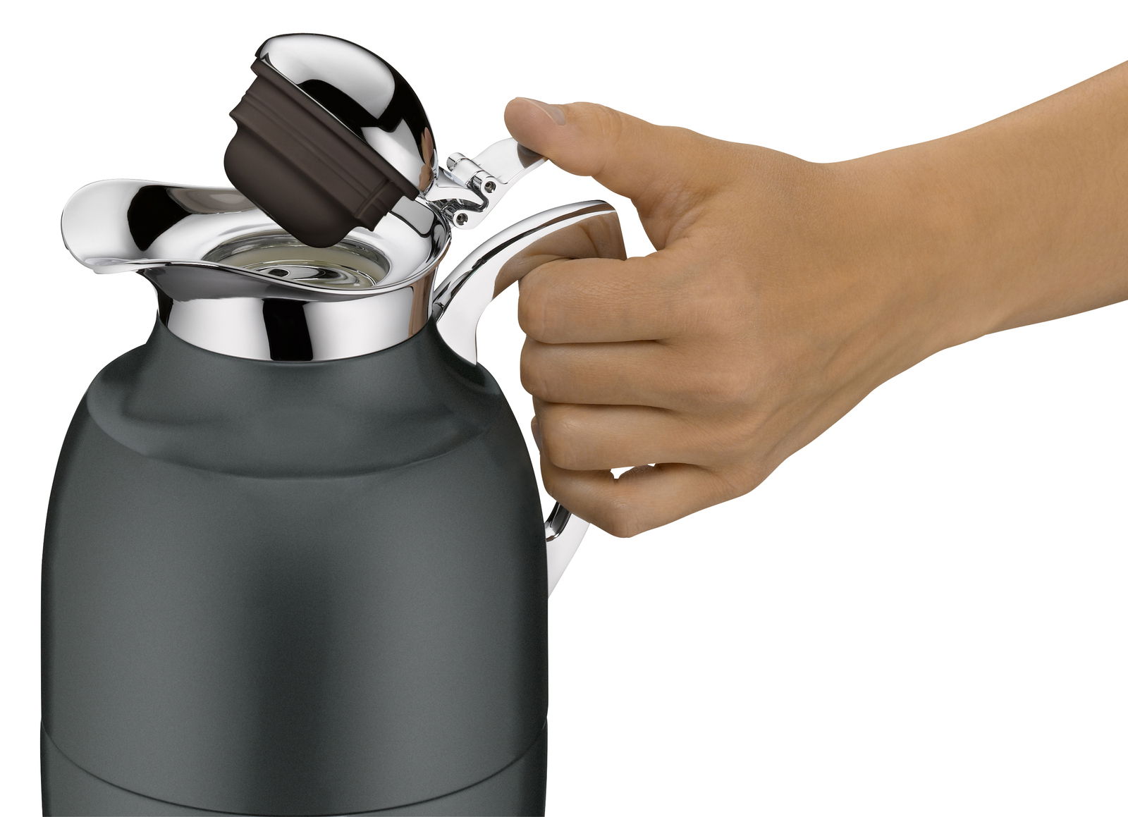 Nahaufnahme einer Hand, die den Griff einer grauen Isolierkanne Juwel hält, mit geöffnetem Deckel.