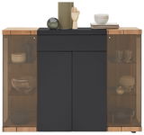 Frontale Ansicht eines modernen Highboards mit dunkler Oberfläche und Holzelementen, ausgestattet mit Glastüren und dekorativen Objekten auf der Oberseite.