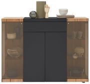 Frontale Ansicht eines modernen Highboards mit dunkler Oberfläche und Holzelementen, ausgestattet mit Glastüren und dekorativen Objekten auf der Oberseite.