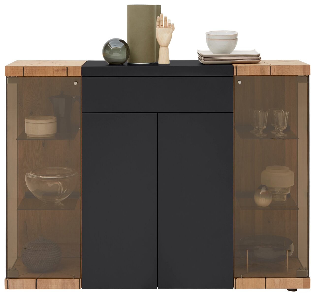 Vooraanzicht van een modern hoogkastje met een donkere afwerking en houten elementen, voorzien van glazen deuren en decoratieve voorwerpen op het bovenblad.