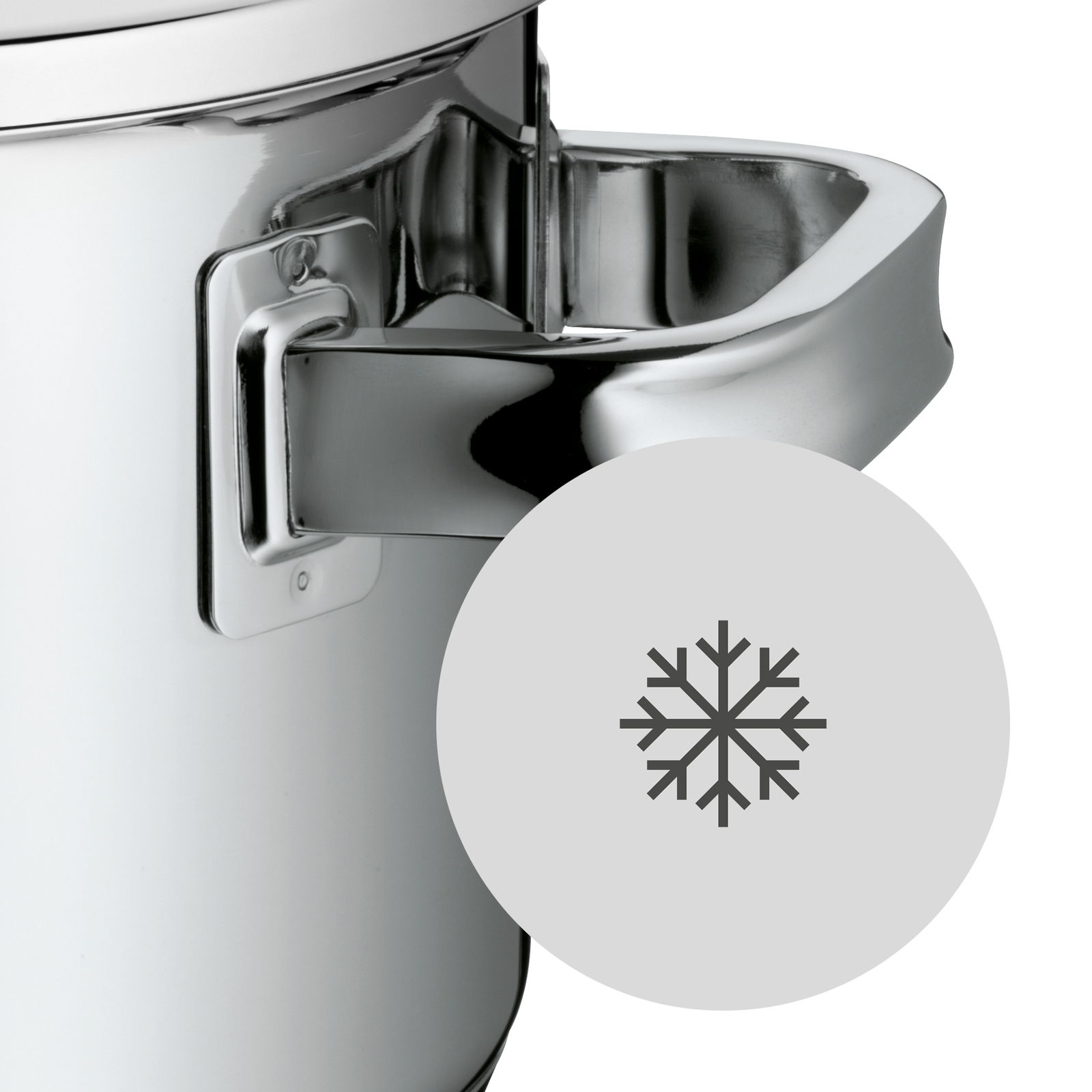 Nahaufnahme eines glänzenden Topfgriffs aus Edelstahl mit einem Schneeflockensymbol, das auf die Kühlfunktion hinweist.