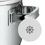 Nahaufnahme eines glänzenden Topfgriffs aus Edelstahl mit einem Schneeflockensymbol, das auf die Kühlfunktion hinweist.