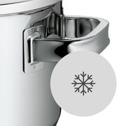 Nahaufnahme eines glänzenden Topfgriffs aus Edelstahl mit einem Schneeflockensymbol, das auf die Kühlfunktion hinweist.