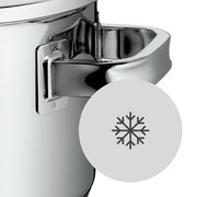 Nahaufnahme eines glänzenden Topfgriffs aus Edelstahl mit einem Schneeflockensymbol, das auf die Kühlfunktion hinweist.