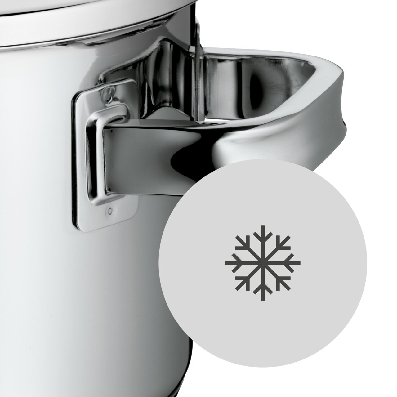 Nahaufnahme eines glänzenden Topfgriffs aus Edelstahl mit einem Schneeflockensymbol, das auf die Kühlfunktion hinweist.