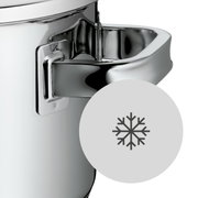Close-up van een glanzende roestvrijstalen handgreep met een sneeuwvloksymbool dat verwijst naar de koelfunctie.