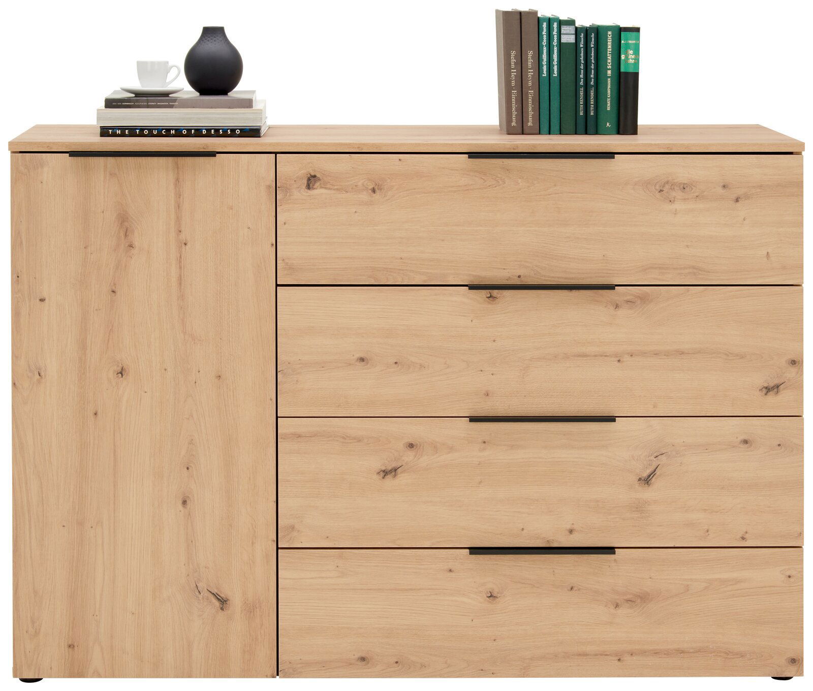 Frontale Ansicht eines modernen Sideboards aus hellem Holz mit drei Schubladen und einer Tür, dekoriert mit Büchern, einer Vase und einer Tasse.