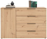 Frontale Ansicht eines modernen Sideboards aus hellem Holz mit drei Schubladen und einer Tür, dekoriert mit Büchern, einer Vase und einer Tasse.
