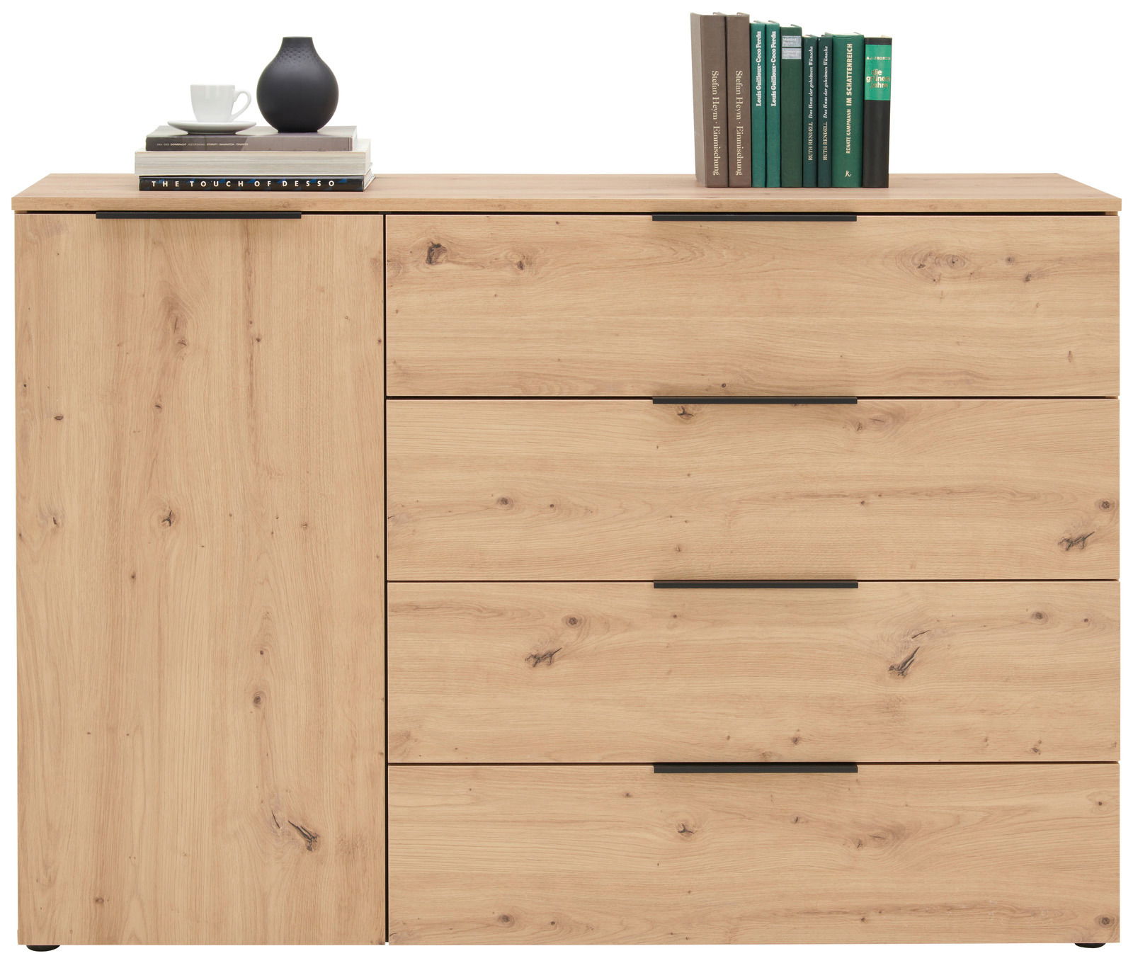 Frontale Ansicht eines modernen Sideboards aus hellem Holz mit drei Schubladen und einer Tür, dekoriert mit Büchern, einer Vase und einer Tasse.