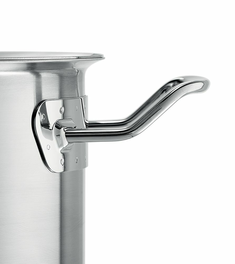 Nahaufnahme eines Edelstahl-Topfes mit glänzendem Griff, seitliche Perspektive