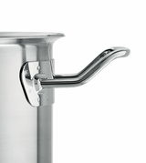 Nahaufnahme eines Edelstahl-Topfes mit glänzendem Griff, seitliche Perspektive