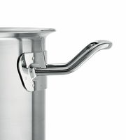 Nahaufnahme eines Edelstahl-Topfes mit glänzendem Griff, seitliche Perspektive