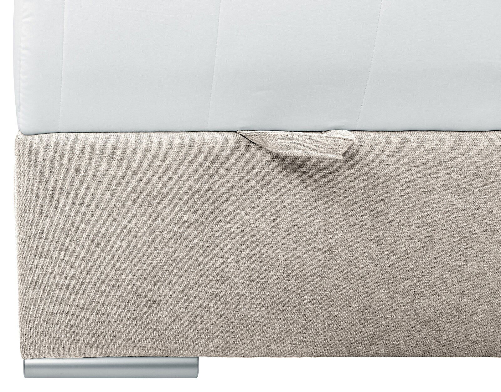 Nahaufnahme eines Boxbetts mit hellgrauem Stoffbezug und silbernem Fuß, seitliche Perspektive