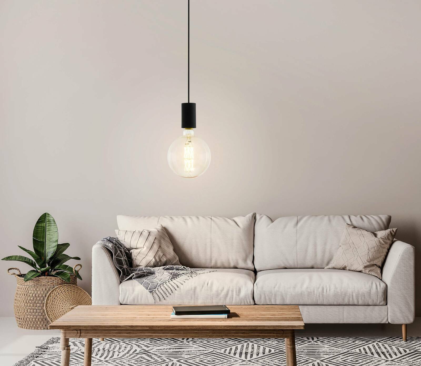 Moderne Pendelleuchte POZUETA mit großer Glühbirne, hängend über einem gemütlichen Wohnzimmer mit Sofa und Holztisch, aus frontaler Perspektive.