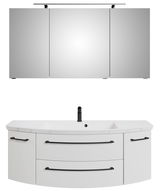 Moderne Badkombination mit dreiteiligem Spiegelschrank und weißem Waschtisch mit schwarzen Griffen, Frontalansicht.