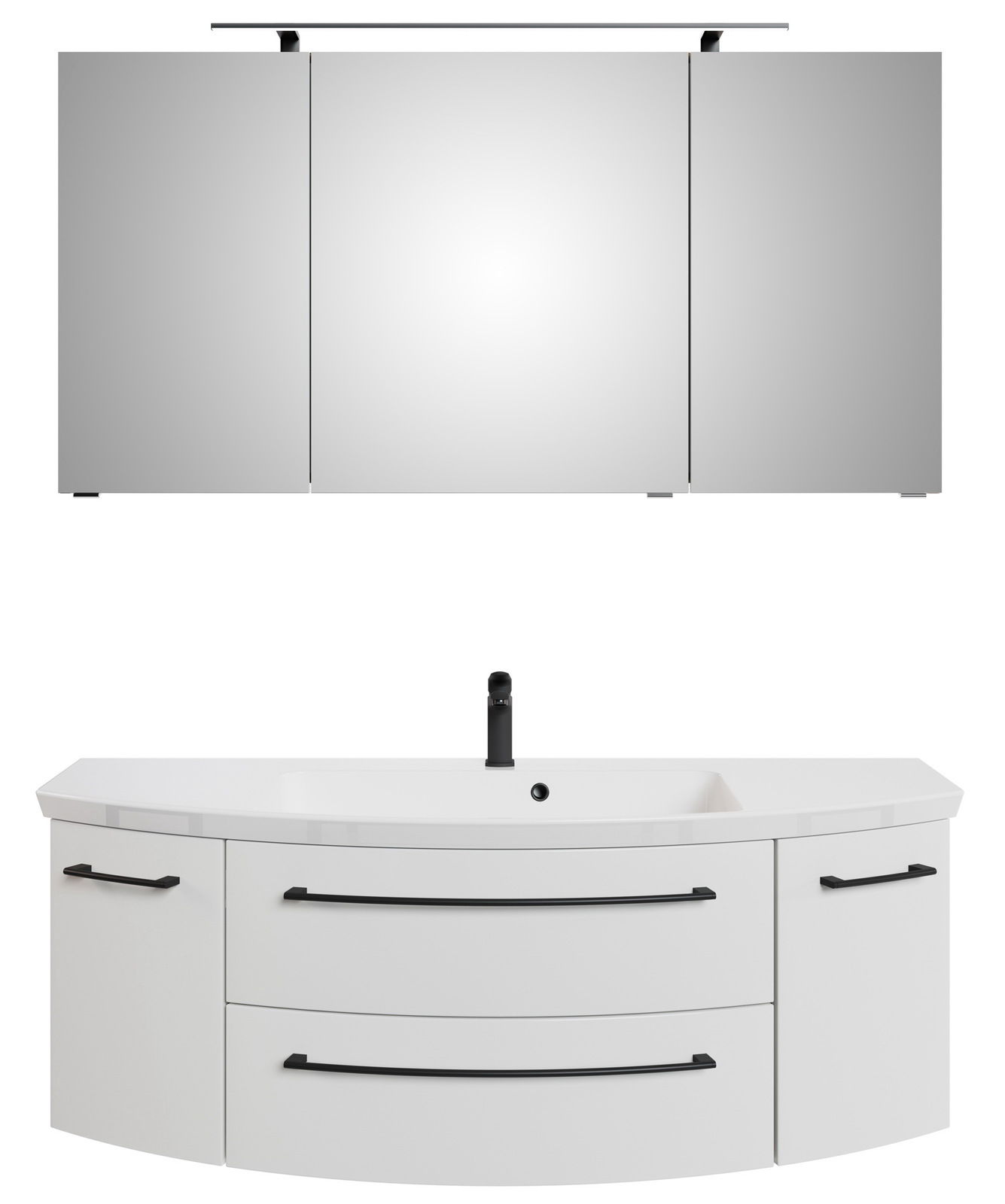 Moderne Badkombination mit dreiteiligem Spiegelschrank und weißem Waschtisch mit schwarzen Griffen, Frontalansicht.